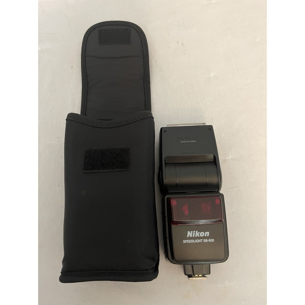 Nikon Speedlight SB-600 Shoe Mount Flash With Case